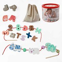 Дерев’яна шнурівка C 74422 тварини, букви англійського алфавіту, цифри й арифмет. знаки, намистини, шнурки з дерев’яним краєм, мішечок, у відрі